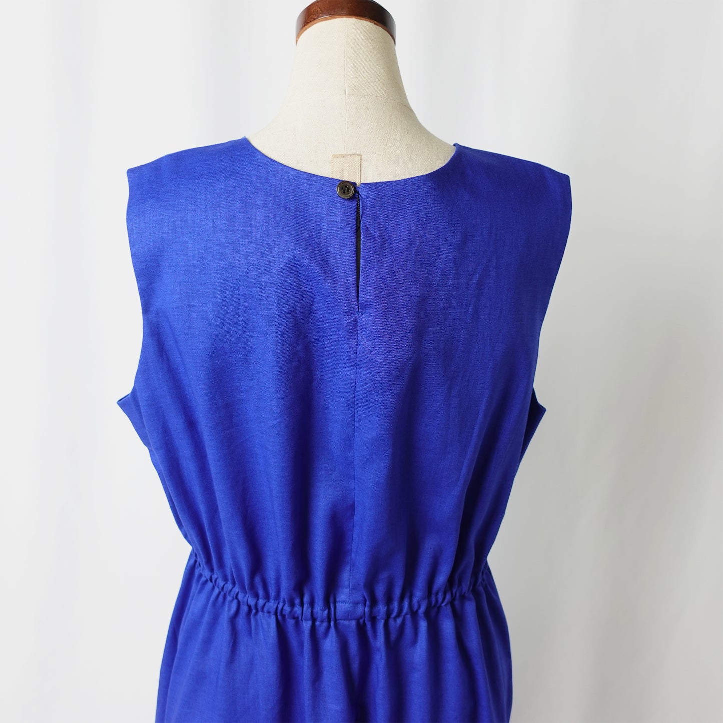 THIDA BREEZE Vネックティアードワンピース