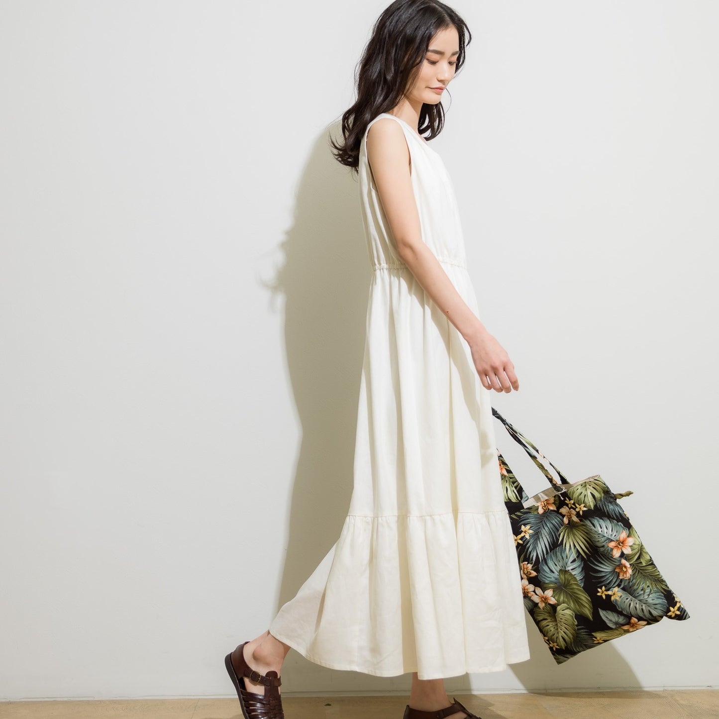 THIDA BREEZE Vネックティアードワンピース