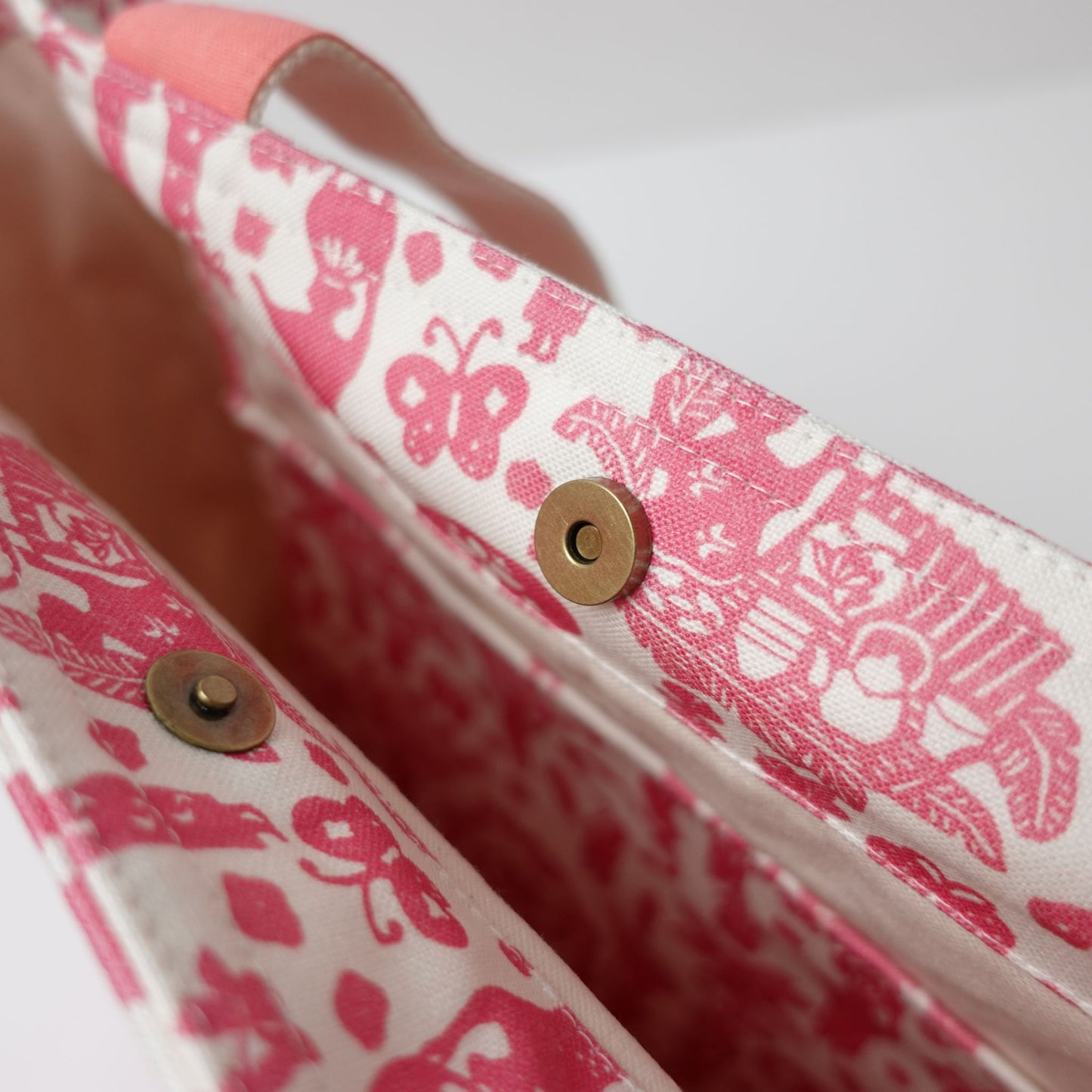 RYUKYU COLLAGE トートバッグ中(市場柄)