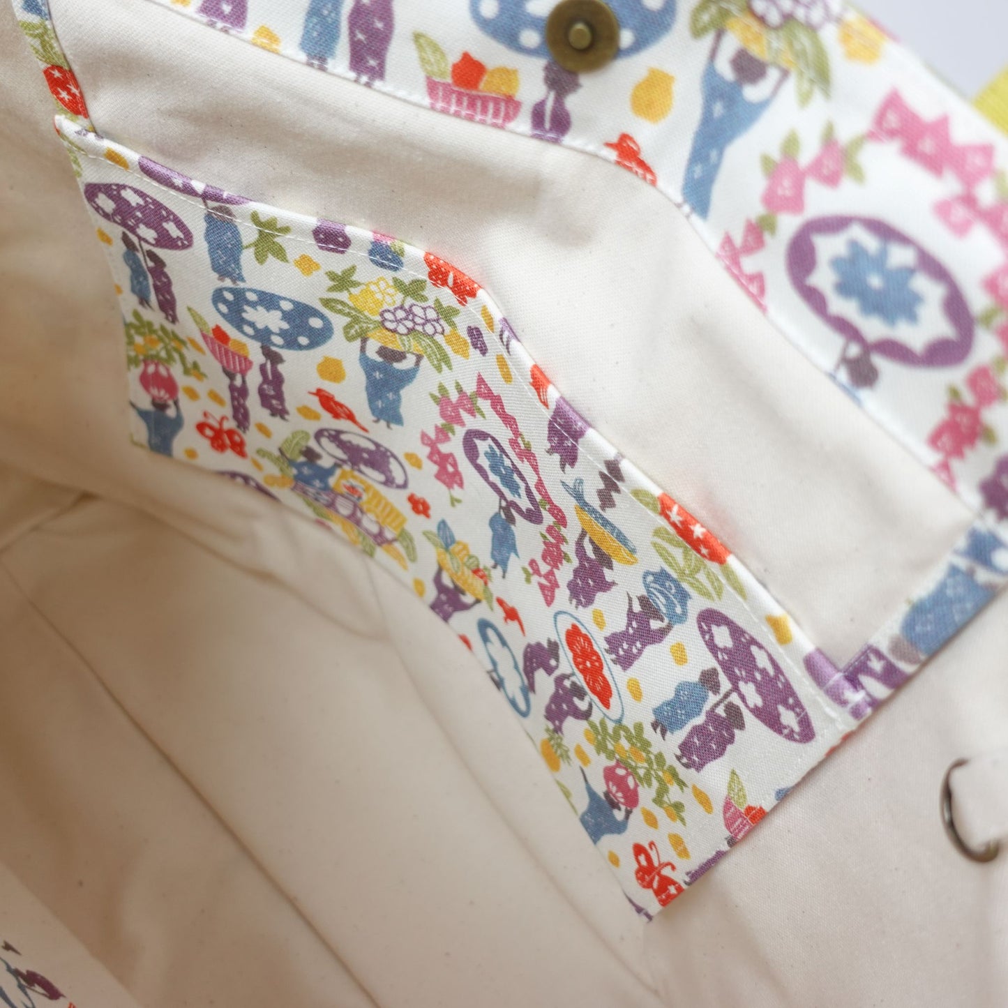 RYUKYU COLLAGE トートバッグ中(市場柄)