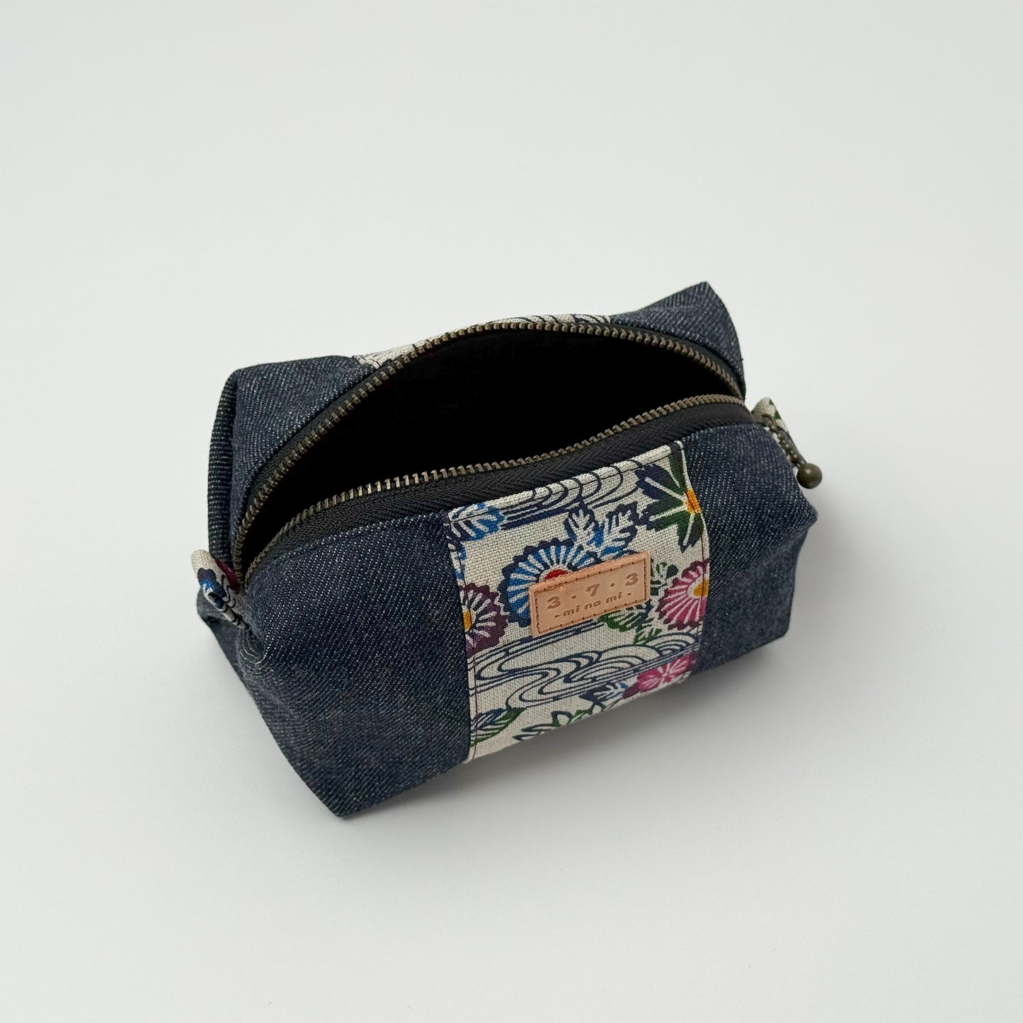 ３・７・３デニムキャラメルポーチ